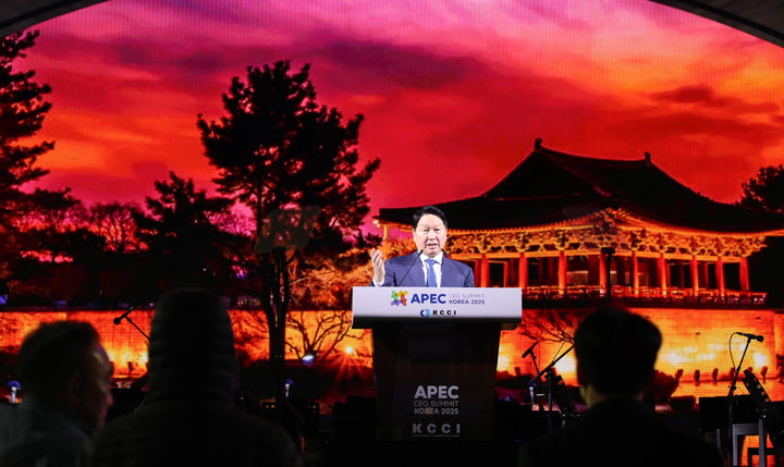 [경주=뉴시스] 추상철 기자 = 최태원 대한상공회의소 회장이 28일 오후 경주 화랑마을 어울마당에서 열린 '아시아태평양경제협력체(APEC) 최고경영자(CEO) 서밋'의 첫 번째 공식 행사인 환영만찬에서 개회사를 하고 있다. (사진= 대한상공회의소 제공) 2025.10.28. photo@newsis.com *재판매 및 DB 금지