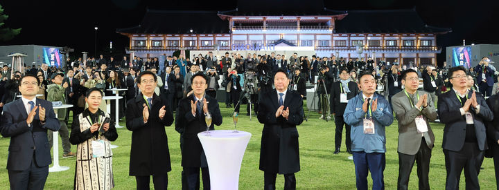 [경주=뉴시스] 추상철 기자 = 최태원 대한상공회의소 회장과 김민석 국무총리 등 참석자가 28일 오후 경주 화랑마을 어울마당에서 열린 '아시아태평양경제협력체(APEC) 최고경영자(CEO) 서밋'의 첫 번째 공식 행사인 환영만찬에서 건배를 하고 있다. (사진= 대한상공회의소 제공) 2025.10.28. photo@newsis.com *재판매 및 DB 금지