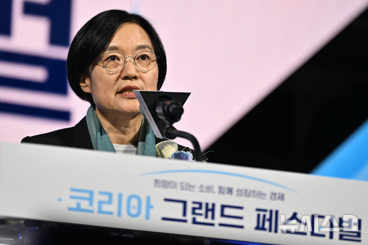 [광주=뉴시스] 이영주 기자 = 한성숙 중소벤처기업부장관이 지난 28일 오후 광주 동구 국립아시아문화전당 하늘마당에서 열린 코리아그랜드페스티벌 개막식에 참여해 개회사를 하고 있다. 2025.10.30. leeyj2578@newsis.com