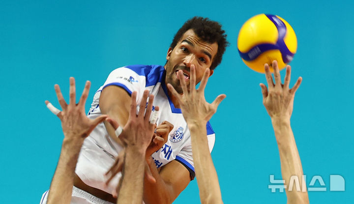 [서울=뉴시스] 박주성 기자 = 28일 서울 창충체육관에서 열린 2025~2026 진에어 V리그 남자부 우리카드과 삼성화재의 경기에서 삼성화재 아히가 공격을 하고 있다. 2025.10.28. park7691@newsis.com