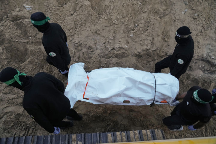 [칸유니스=AP/뉴시스] 28일(현지 시간) 가자지구 남부 칸유니스 하마드시티에서 하마스 대원들이 인질 유해 수색 중 터널에서 발견된 시신이 담긴 것으로 추정되는 백색 가방을 옮기고 있다.&nbsp; 2025.10.29.