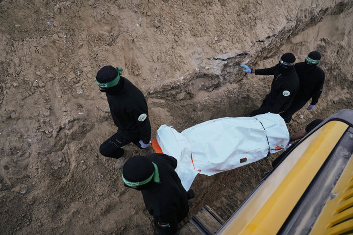 [칸유니스=AP/뉴시스] 28일(현지 시간) 가자지구 남부 칸유니스 하마드시티에서 하마스 대원들이 인질 유해 수색 중 터널에서 발견된 시신이 담긴 것으로 추정되는 백색 가방을 옮기고 있다. 2025.10.29.