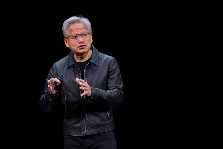 [워싱턴=AP/뉴시스]젠슨 황 엔비디아 최고경영자(CEO)가 28일(현지 시간) 미국 워싱턴DC 컨벤션센터에서 열린 기술 콘퍼런스 GTC에서 기조연설을 하고 있다. 2025.10.29.