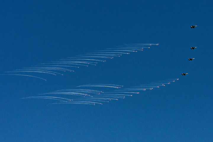 [노퍽=AP/뉴시스] 미 해군 F/A-18 전투기들이 지난 10월 5일(현지 시간) 도널드 트럼프 미국 대통령이 시연을 지켜보는 가운데 폭탄을 투하하고 있다. AP는 9일 비행 추적 웹사이트 분석 결과 미 해군 F/A-18 전투기 두 대가 베네수엘라와 접한 만 상공을 30분 넘게 비행했다고 보도했다. 2025.12.10.