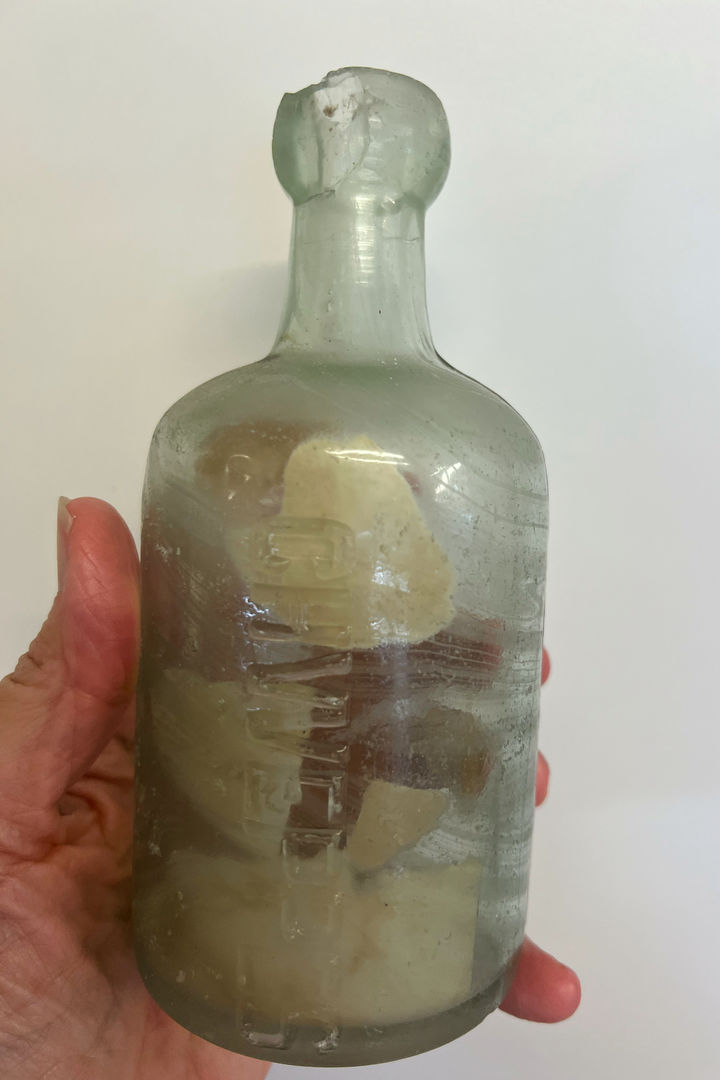 [콘딩업=AP/뉴시스] 지난 25일(현지 시간) 호주 콘딩업 인근 해변에서 발견된 편지가 들어 있던 병이 공개되고 있다. 이 편지는 제1차 세계대전에 참전 중이던 남호주 출신 병사 말콤 알렉산더 네빌이 1916년 8월 15일 어머니에게 쓴 것으로 이날 해변에서 쓰레기를 치우던 한 가족에 의해 발견됐다. 연필로 작성된 이 편지는 네빌이 유럽으로 향하는 배에서 쓴 것으로, 그는 이듬해 4월 프랑스 전투에서 28세의 나이로 전사했다. 2025.10.29. 
