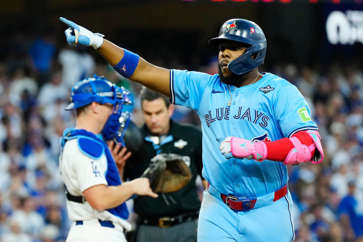 [로스앤젤레스=AP/뉴시스] 토론토 블루제이스의 블라디미르 게레로 주니어가 29일(한국 시간) 미국 캘리포니아주 로스앤젤레스의 다저스타디움에서 벌어진 LA 다저스와의 2025 메이저리그 포스트시즌 월드시리즈 4차전에서 3회초 투런 홈런을 날린 뒤 세리머니를 하고 있다. 2025.10.29