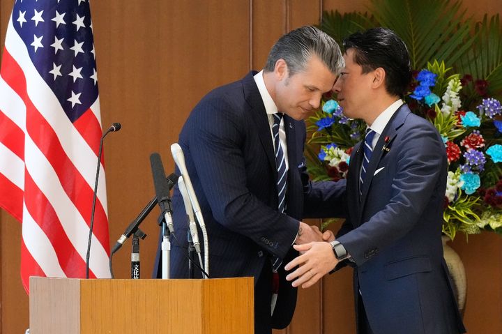 [도쿄=AP/뉴시스]피트 헤그세스 미국 국방장관과 고이즈미 신지로 일본 방위상이 지난 10월29일 도쿄 방위성에서 회담 후 악수하고 있다. 2025.12.05.