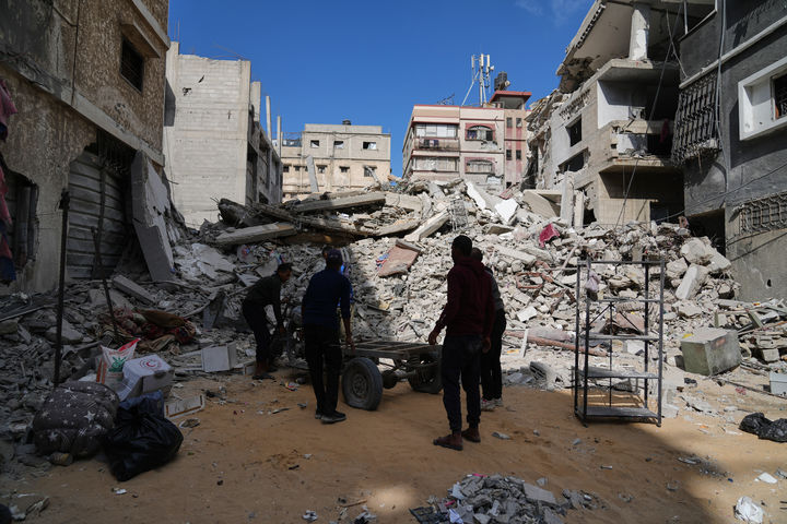 [칸유니스=AP/뉴시스] 이스라엘은 19일(현지 시간) 팔레스타인 무장 정파 하마스가 휴전 합의를 위반했다며 가자지구를 공습했다. 사진은 지난달 29일 가자지구 남부 칸유니스에서 팔레스타인 주민들이 이스라엘의 폭격으로 파괴된 건물 잔해를 살피는 모습. 2025.11.20. 