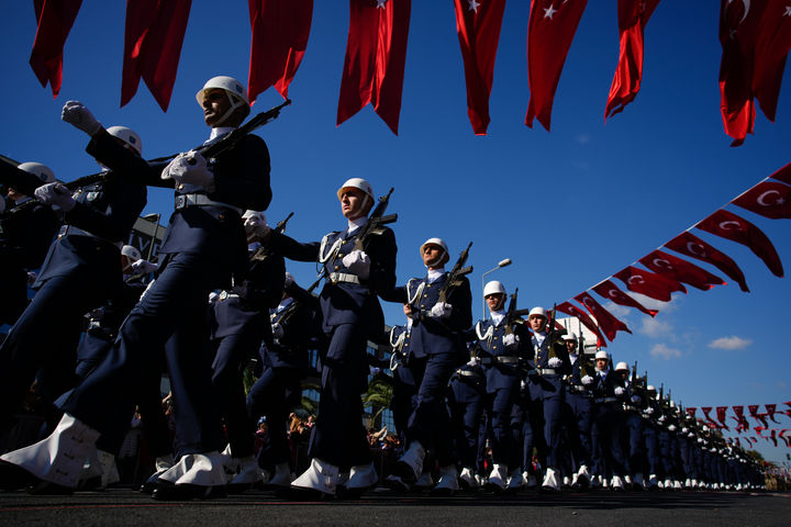 [이스탄불=AP/뉴시스] 10월 29일 튀르키예 이스탄불에서 열린 튀르키예 공화국 수립 102주년 기념식에서 군인들이 퍼레이드를 펼치고 있다. 튀르키예군의 가자 국제보안군 참가에 대해 이스라엘은 강력히 반대하고 있다. 2025.11.10. 