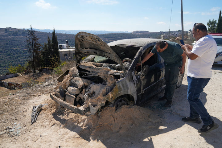 [아타라=AP/뉴시스] 요르단강 서안지구에서 유대인 정착민들이 팔레스타인인을 공격해 2명이 중상을 입었다고 이스라엘 언론이 보도했다. 사진은 지난해 10월29일(현지 시간) 서안지구 아타라 마을에서 이스라엘 정착민 공격으로 불에 탄 차량. 2026.01.09.