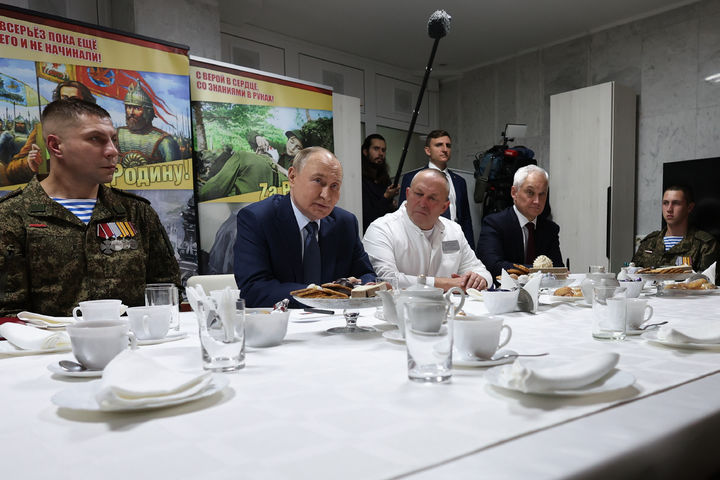 [모스크바=AP/뉴시스] 블라디미르 푸틴(왼쪽 두 번째) 러시아 대통령이 지난달 29일(현지 시간) 모스크바에 있는 군병원에서 우크라이나 특별군사작전 참전 군인들과 이야기를 나누고 있다. 2025.11.06.