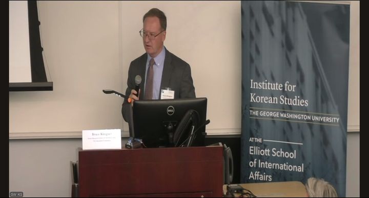 [워싱턴=뉴시스]브루스 클링너 맨스필드재단 선임연구원이 28일(현지 시간) 미국 워싱턴DC에서 열린 조지워싱턴대 한국학연구소 주최 정책포럼에서 발표하고 있다. (사진=조지워싱턴대 한국학연구소 중계화면 캡쳐). 2025.10.29. *재판매 및 DB 금지