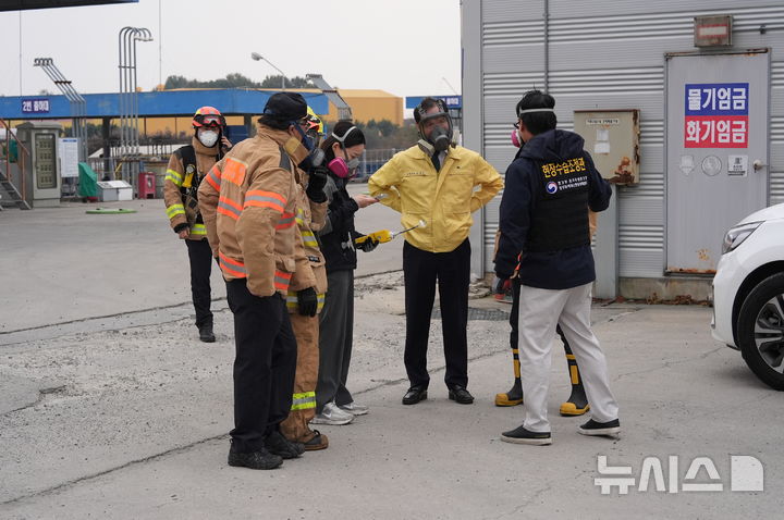 [음성=뉴시스] 음성군 대소면 공장 화확물질 누출 사고 수습 모습. (사진=음성군 제공)