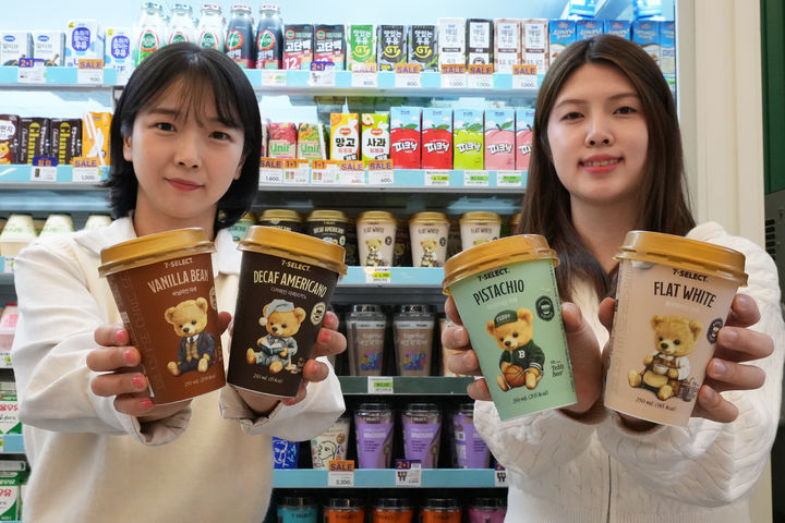 [서울=뉴시스] 편의점 세븐일레븐이 늘어나는 K커피 인기에 맞춰 외국인 관광객들을 공략할 새로운 컵커피 상품을 선보인다고 29일 밝혔다. (사진=세븐일레븐 제공) *재판매 및 DB 금지