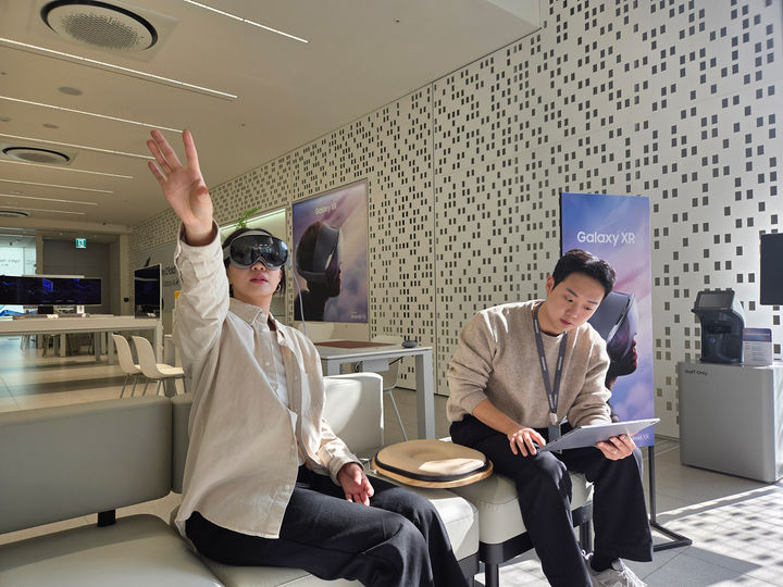 [서울=뉴시스] 삼성스토어 홍대에서 헤드셋 형태의 모바일 기기 '갤럭시 XR'을 체험하는 모습 (사진=삼성전자 제공) 2025.10.29. photo@newsis.com *재판매 및 DB 금지