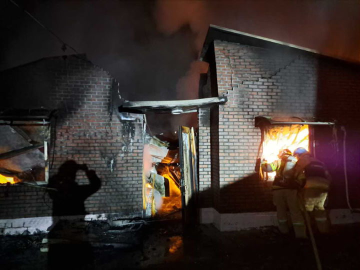 [화천=뉴시스] 29일 소방당국은 이날 오전 2시 48분경 강원 화천군 간동면 간척리 한 단독주택에서 화재가 발생해 80대 여성 1명이 숨졌다 고 밝혔다. 강원특별자치도소방본부 제공. *재판매 및 DB 금지