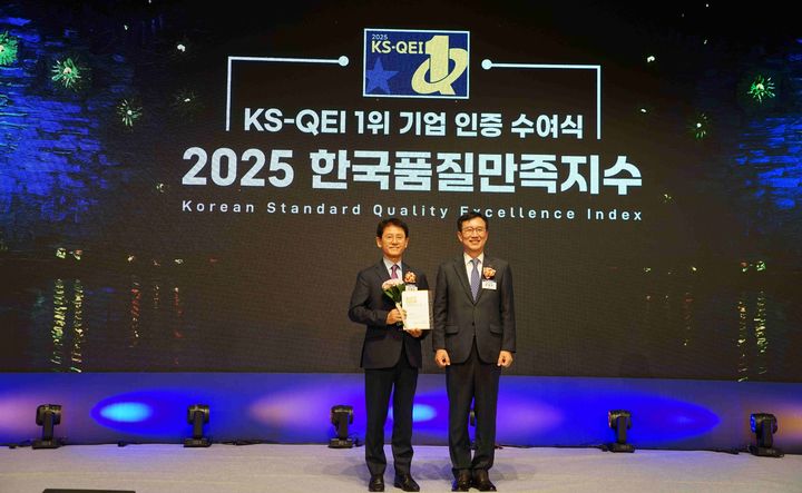 영림원소프트랩 오영수 부사장(왼쪽)이 2025 한국품질만족지수(KS-QEI) ERP 부문에서 1위 기업 인증식에서 수상한 뒤 기념 사진을 찍고 있다. (사진=영립원소프트랩 제공) *재판매 및 DB 금지