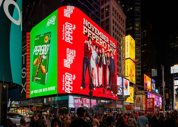 [서울=뉴시스] 빼빼로 광고가 송출되고 있는 미국 뉴욕 타임스스퀘어 TSX 브로드웨이(TSX Broadway) 빌딩. (사진=롯데웰푸드 제공) *재판매 및 DB 금지