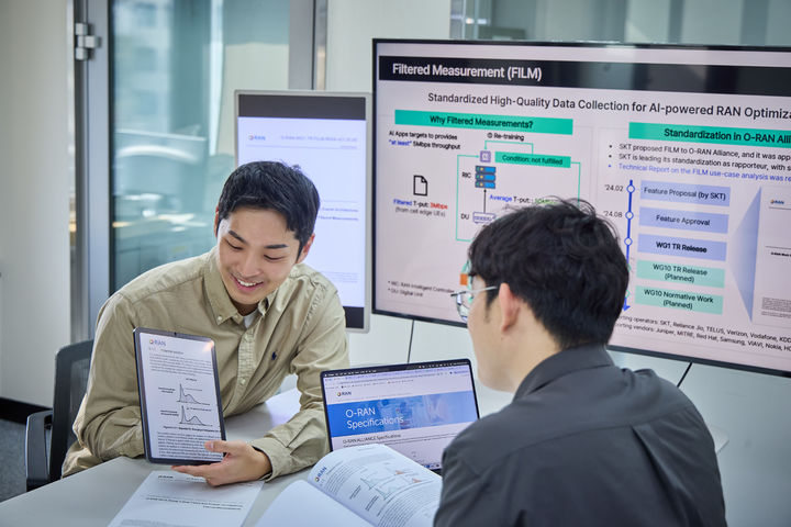 [서울=뉴시스] SK텔레콤은 글로벌 오픈랜 표준화 기구 O-RAN 얼라이언스(O-RAN Alliance)에서 무선망 데이터 수집 고도화 기술 ‘Filtered Measurements(FILM)’에 대한 기술 문서를 새롭게 발간하는 등 표준화 제정을 주도하고 있다고 밝혔다. (사진=SK텔레콤 제공) *재판매 및 DB 금지