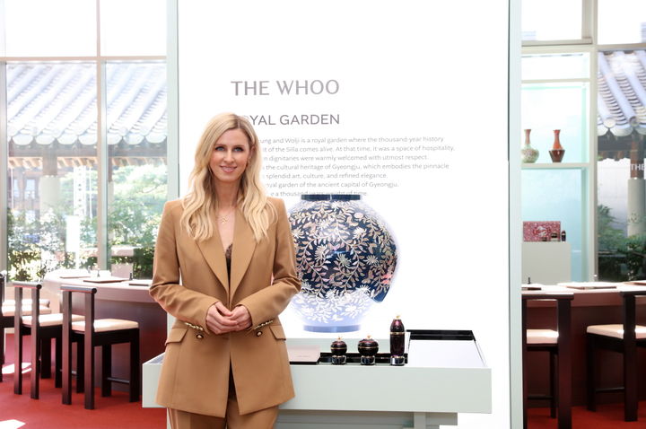 [서울=뉴시스] LG생활건강이 2025 아시아태평양경제협력체(APEC) 정상회의가 열리는 경주에서 럭셔리 코스메틱 브랜드 더후의 궁중 문화 헤리티지를 체험할 수 있는 '더후 아트 헤리티지 라운지' 프로그램을 선보였다고 29일 밝혔다. ‘더후 아트 헤리티지 라운지’ 니키 힐튼 모습 (사진=LG생활건강 제공) *재판매 및 DB 금지