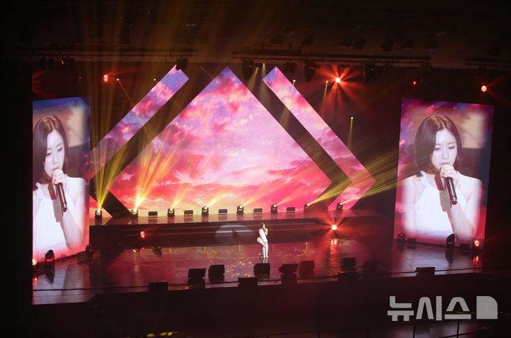 [서울=뉴시스] 반도문화재단 6주년 콘서트에서 가수겸 배우 함은정이 오프닝을 장식했다.