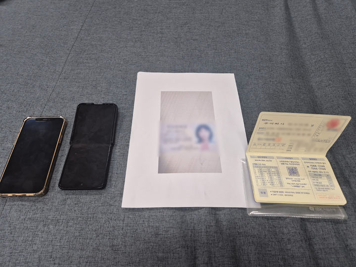 [창원=뉴시스] 강경국 기자 = 경찰에 압수된 보이스피싱 범죄 관련 증거품들. (사진=경남경찰청 제공). 2025.10.29. photo@newsis.com *재판매 및 DB 금지