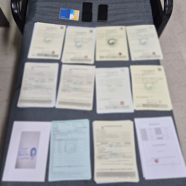 [창원=뉴시스] 강경국 기자 = 경찰에 압수된 보이스피싱 범죄 관련 증거품들. (사진=경남경찰청 제공). 2025.10.29. photo@newsis.com *재판매 및 DB 금지