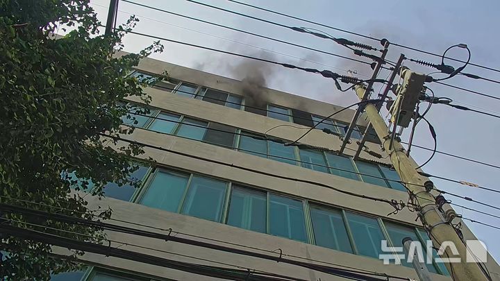 [인천=뉴시스] 정일형 기자 = 불이난 병원. (사진=인천소방재난본부 제공)