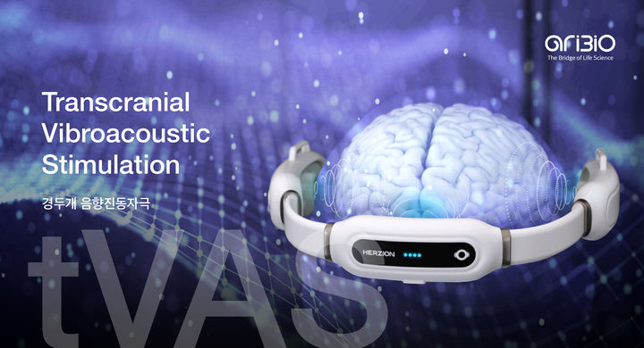 [서울=뉴시스] 아리바이오는 치매 환자를 위한 뇌자극 전자약의 대학병원 탐색 임상시험을 완료했다고 29일 밝혔다. (사진=아리바이오 제공) 2025.10.29. photo@newsis.com *재판매 및 DB 금지