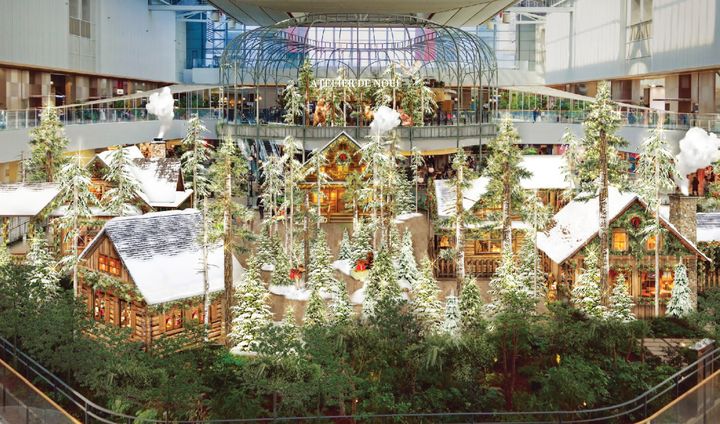 [서울=뉴시스] 현대백화점이 다음달부터 압구정본점과 더현대 서울 등 백화점과 아울렛 전국 점포에서 '해리의 크리스마스 공방(Atelier de Noël)'을 주제로 크리스마스 테마 연출을 선보인다고 29일 밝혔다. (사진=현대백화점 제공) *재판매 및 DB 금지