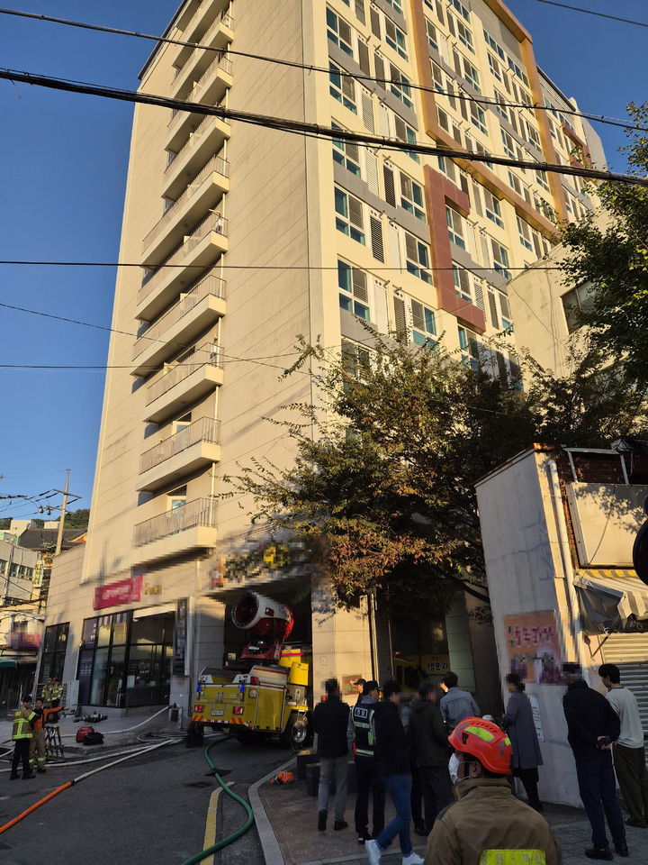 [창원=뉴시스] 29일 오전 6시5분께 지하 2층 주차장에 주차된 전기차에서 화재가 발생한 경남 창원시 마산합포구의 한 오피스텔. (사진=창원소방본부 제공). 2025.10.29. photo@newsis.com *재판매 및 DB 금지