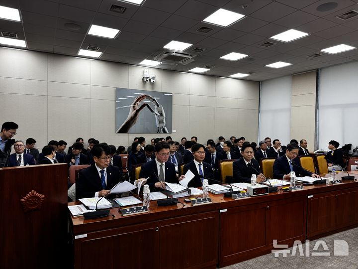 [서울=뉴시스] 심지혜 기자 = 국회 과학기술정보방송통신위원회가 29일 오전 과학기술정보통신부 등 종합감사를 진행한다. 사진은 배경훈 부총리 겸 과기정통부 장관(왼쪽 네번째)과 구혁채 과기정통부 1차관(왼쪽 세번째), 류제명 과기정통부 2차관(왼쪽 두번째), 박인규 과기정통부 혁신본부장(왼쪽 첫번째), 윤영빈 우주항공청장(왼쪽 다섯번째)가 대기하고 있는 모습. 2025.10.29. siming@newsis.com