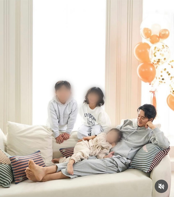 [서울=뉴시스] 배우 신현준이 아들·딸과의 사진을 공개했다. (사진=신현준 인스타그램 캡처) 2025.10.29. photo@newsis.com *재판매 및 DB 금지