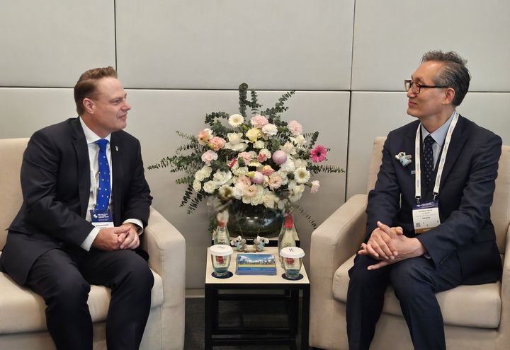 [대전=뉴시스]유득원 대전시 행정부시장이 아태도시정상회의에 참석, 자매도시인 호주 브리즈번 시장과 면담을 갖고 있다. (사진=대전시 제공) 2025. 10. 29 photo@newsis.com *재판매 및 DB 금지