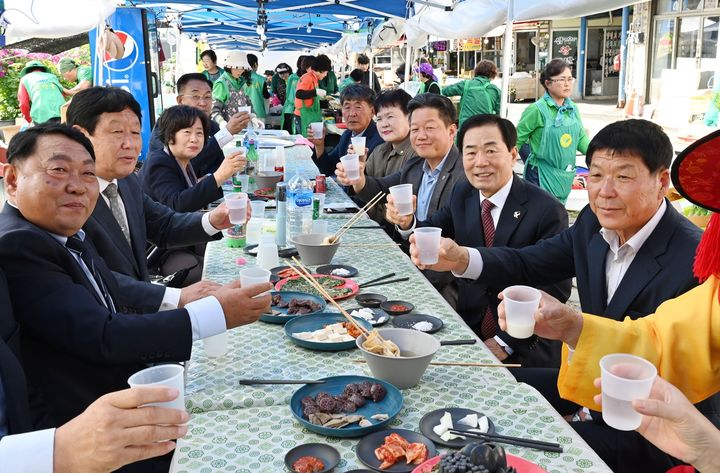[창녕=뉴시스] 성낙인 군수와 내빈들이 제39회 비사벌문화제에서 다회용기를 사용하고 있다. (사진= 창녕군 제공) 2025.10.29. photo@newsis.com *재판매 및 DB 금지