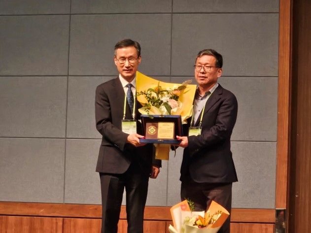 (좌)이필호 대한화학회 회장, 이상조 한켐 대표이사.(사진=한켐 제공) *재판매 및 DB 금지