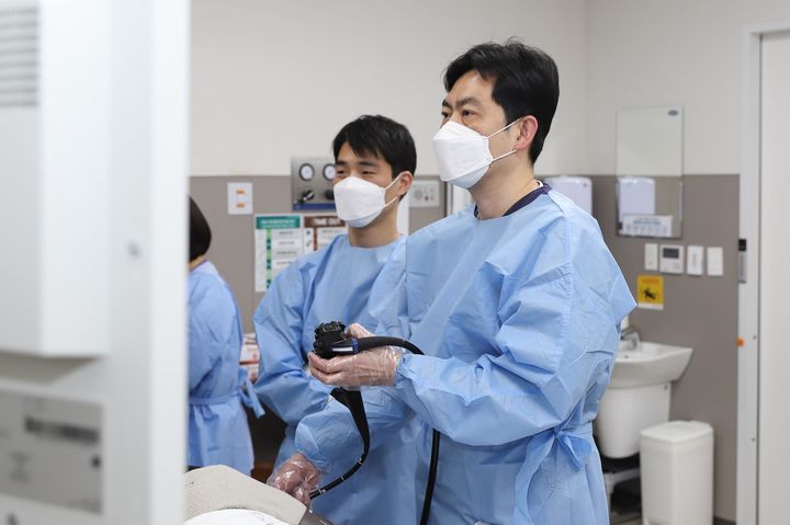 [용인=뉴시스]시술하고 있는 임현철 교수(사진=용인세브란스병원 제공)2025.10.29.photo@newsis.com *재판매 및 DB 금지