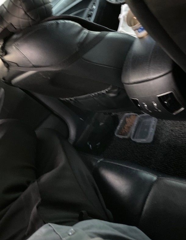 [뉴시스]전세사기를 당한 20대 남성이 고양이와 함께 차에서 생활하는 모습. (사진 = 온라인 커뮤니티 캡처) *재판매 및 DB 금지