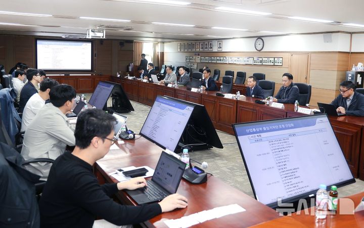 [천안=뉴시스]진종욱 한국자동차연구원 원장이 지난 28일 산업통상부 출입기자들과 기자간담회를 진행하며 질문에 답하고 있다.(사진=한자연 제공) 