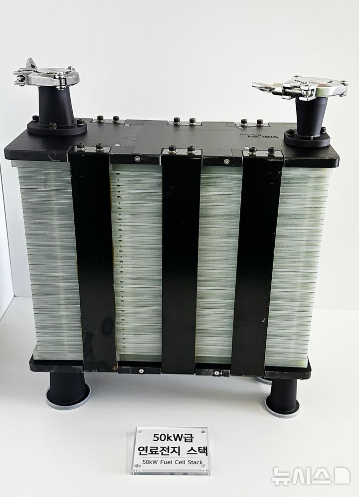 [천안=뉴시스]한국자동차연구원 수소연료전지 실험실에서 개발을 진행하고 있는 50킬로와트급 연료전지 스택의 모습. 해당 연료전지 스택은 소형모빌리티에 사용된다.(사진=한자연 제공) 