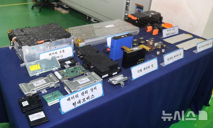 [천안=뉴시스]한국자동차연구원 전기차 배터리 실험실에선 모듈 레벨에서 실차 수준의 성능 평가와 배터리 성능 및 환경 특성 평가, 전기차 충전시스템 설계 및 검증, 차량 전원체계 설계 및 검증 등이 진행되고 있었다.(사진=한자연 제공) 