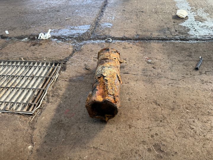 [부산=뉴시스] 29일 오전 부산 서구 공동어시장 지게차 시설물 보관소 앞에서 포탄 1개가 발견됐다는 신고가 부산해경에 접수됐다. (사진=부산해경 제공) 2025.10.29. photo@newsis.com *재판매 및 DB 금지