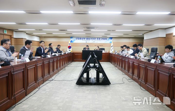 [천안=뉴시스]진종욱 한국자동차연구원 원장이 지난 28일 산업통상부 출입기자들과 기자간담회를 진행하며 질문에 답하고 있다.(사진=한자연 제공)