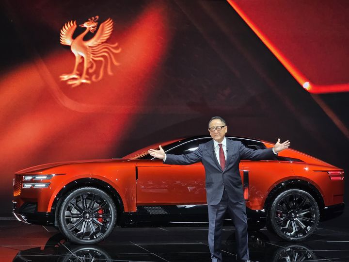 [도쿄=뉴시스] 박현준 기자 = 지난 29일(현지시간) 일본 도쿄 빅 사이트에서 열린 '재팬 모빌리티쇼 2025'에서 토요타 아키오 토요타그룹 회장이 센추리 콘셉트카 'One of One'을 공개하며 두 팔을 활짝 벌리고 있다. 2025.10.29 parkhj@newsis.com *재판매 및 DB 금지