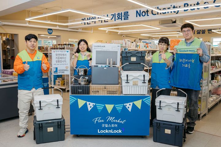 [서울=뉴시스] 락앤락의 '장애인직업재활의 날' 맞이 굿윌스토어 기부. (사진=락앤락 제공) 2025.10.29. photo@newsis.com *재판매 및 DB 금지