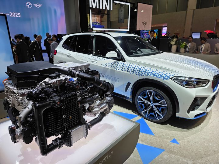 [도쿄=뉴시스] 박현준 기자 = 일본 도쿄 빅 사이트에서 열린 '재팬 모빌리티쇼 2025'에 전시된 BMW 3세대 수소 연료 전지 시스템과 iX5 하이드로젠 차량. 2025.10.29 parkhj@newsis.com *재판매 및 DB 금지