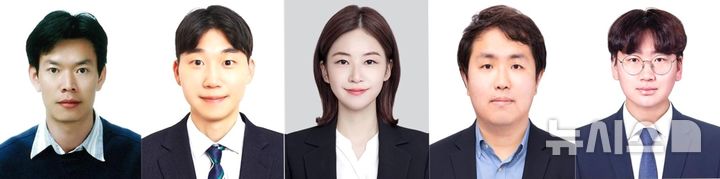 [포항=뉴시스] 송종욱 기자 = 포스텍·중앙대 공동 연구팀이 전기차 리튬 금속 배터리 수명과 폭발 화재를 막는 3차원 다공성 구조체를 개발했다. 사진 왼쪽부터 포스텍 화학과·배터리공학과 박수진 교수·한동엽 박사·이가영 석사, 중앙대 에너지시스템공학부 문장혁 교수·박성수 연구원. (사진=포스텍 제공) 2025.10.29. photo@newsis.com