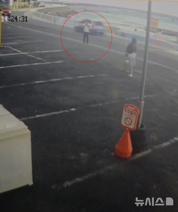 [제주=뉴시스] 제주에서 필로폰 1.2㎏을 밀반입한 중국인이 경찰에 붙잡혔다. 사진은 제주경찰청이 29일 공개한 중국인 피의자가 필로폰을 들어 있는 가방을 들고 있는 모습. 고액 알바 게시글을 보고 찾아온 운반책이 경찰에 신고하면서 덜미가 잡혔다. (사진=제주경찰청 제공) 2025.10.29. photo@newsis.com 