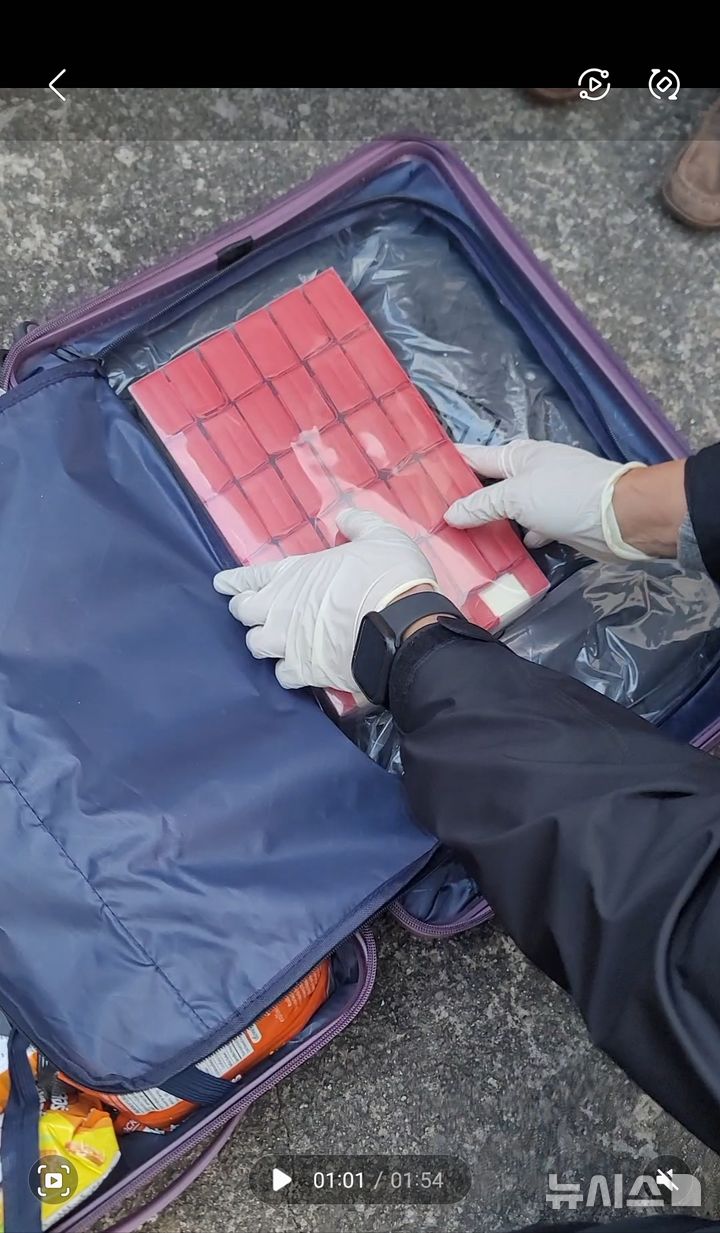 [제주=뉴시스] 제주에서 필로폰 1.2㎏을 밀반입한 중국인이 경찰에 붙잡혔다. 사진은 제주경찰청이 29일 공개한 제주시 모 호텔에서 피의자 긴급체포 당시 압수한 필로폰. (사진=제주경찰청 제공) 2025.10.29. photo@newsis.com 