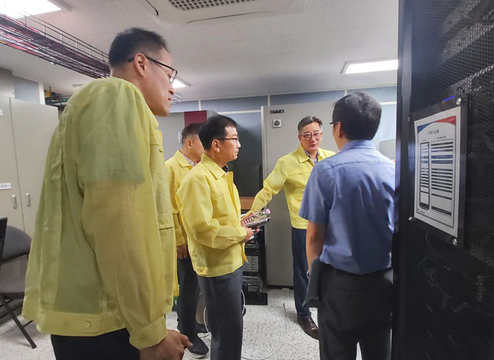 [서울=뉴시스] 한국식품안전관리인증원(해썹인증원)은 지난 28일에 본원에서 행정·공공기관과 학교를 중심으로 실시되는 10월 화재 대비 민방위 훈련에 참여했다고 29일 밝혔다. (사진=한국식품안전관리인증원 제공) 2025.10.29. photo@newsis.com *재판매 및 DB 금지